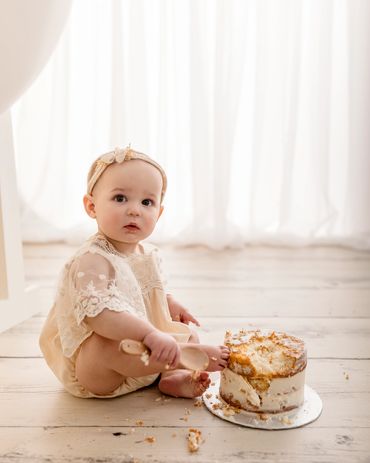 Family Photography. Cake Smash. One year photos. Mini Sessions. Regina Saskatchewan