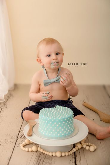 Family Photography. Cake Smash. One year photos. Mini Sessions. Regina Saskatchewan