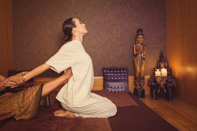 Massage-Therapie in einem entspannenden Raum mit traditioneller Dekoration.