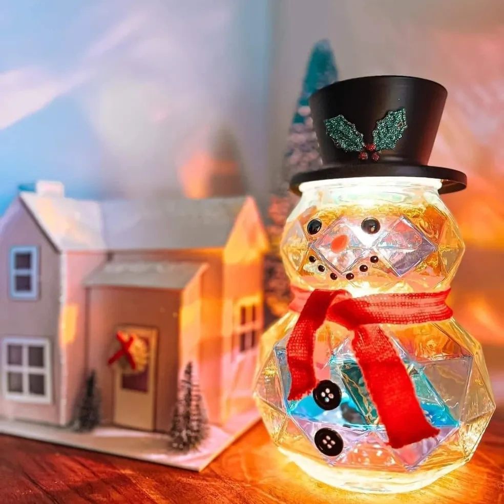 Scentsy scents of the season 2024. Glowing snow man with a top hat