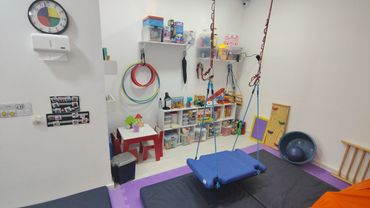 Imagem dos fundos da sala de IS, com plataforma suspensa e armário de jogos e brinquedos.