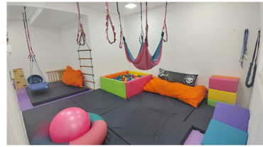 imagem ampla da sala de integração sensorial e seus equipamentos.