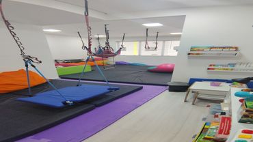 imagem ampla da sala de integração sensorial.