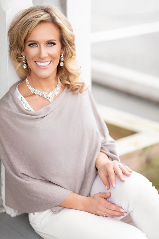 Consultant
small business
woman owner
award winning
local
branding
events
broker services