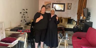 Nous avons remis à Mina Routaib de l'association Ikhae des vêtements pour des femmes dans le besoin