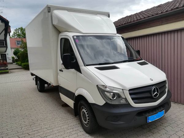 ein weißer Lieferwagen, der in der Transportbranche eingesetzt wird