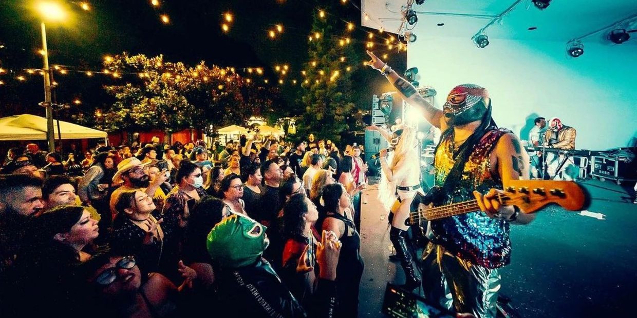 Band La Nueva Ola de Cumbia performing 
Photo by Johnny Ramos https://www.instagram.com/johnnyslens_