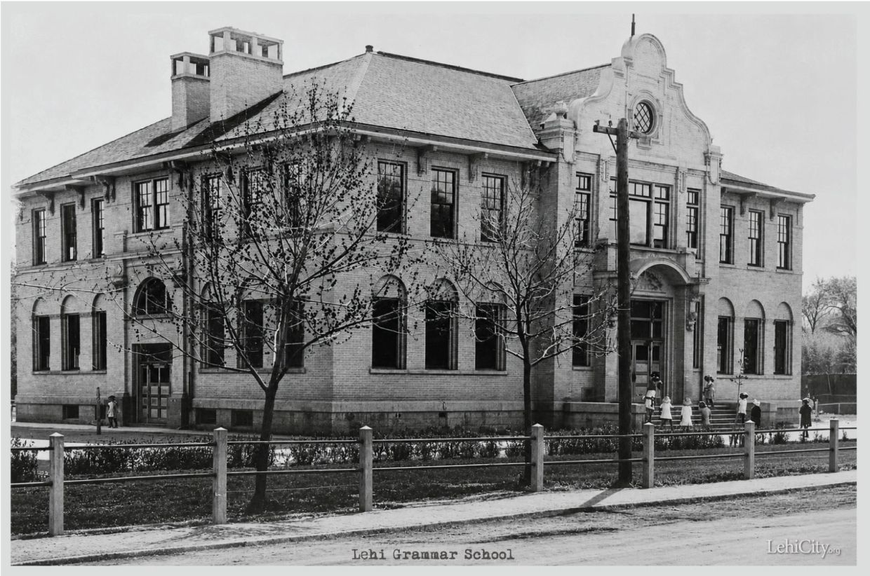 Historic photo of Lehi Grammar School with children outside.
