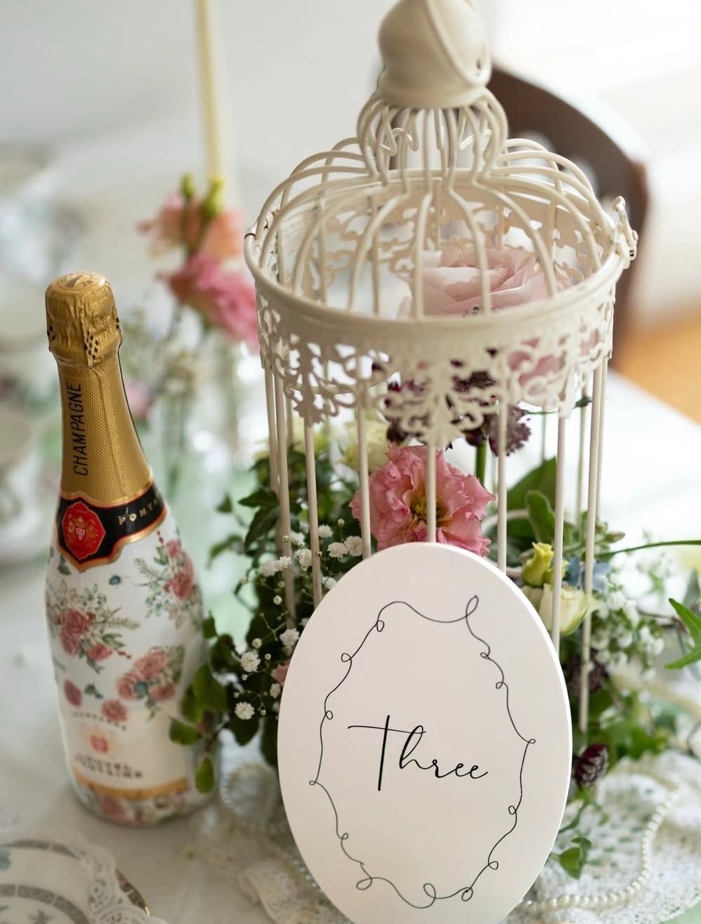 Image of bespoke oval die-cut table number courtesy of @blottedinkphotography_