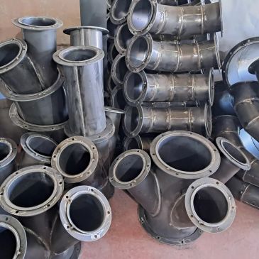 Metal boru ve dirsek yapı parçaları.