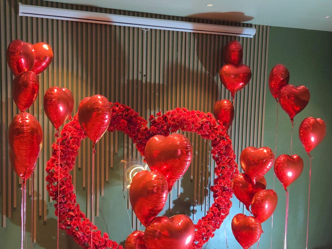 Floating helium balloons instantly create a magical party atmosphere.
At Bhardwaj Balloons,