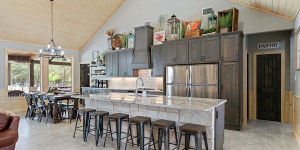 Bella Vida Lodge kitchen and dining area.
