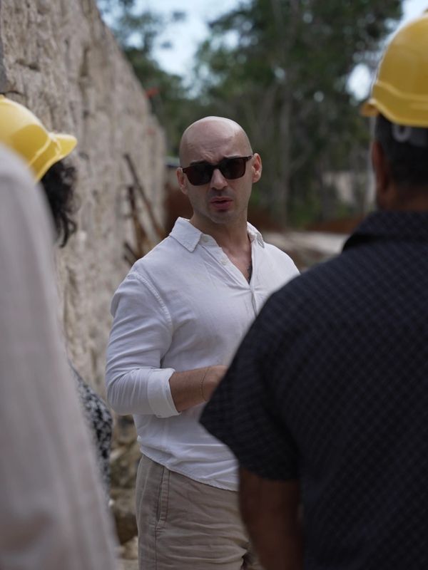 mostrando una propiedad a clientes