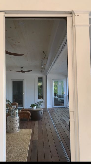 Wizard's Horizon retractable screen was the choice for this 30' deck and 4o" door opening.