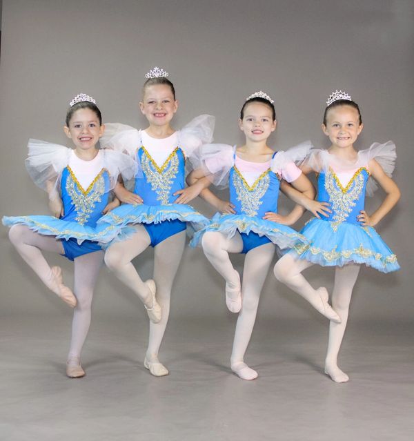Kids posing for ballet