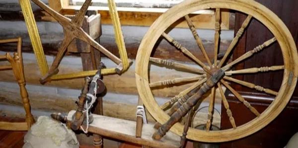 spinning wheel in leder haus
