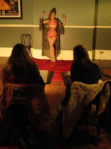 Burlesque performer Felicity Furore poses for Love2Sketch art class.