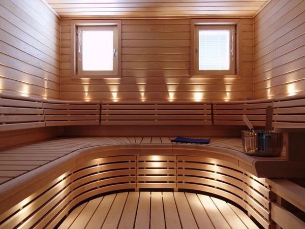 sauna ışıklı ve çam
