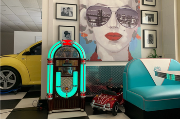 Marilyn Monroe painting next to jukebox