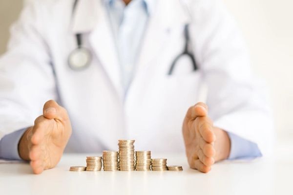 The doctor protects the savings