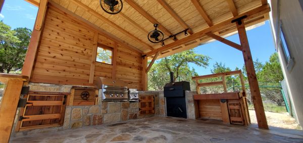 Lakehills Texas outdoor kitchen and flagstone patio. 