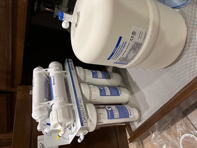 Reverse osmosis water filtration system with storage tank.