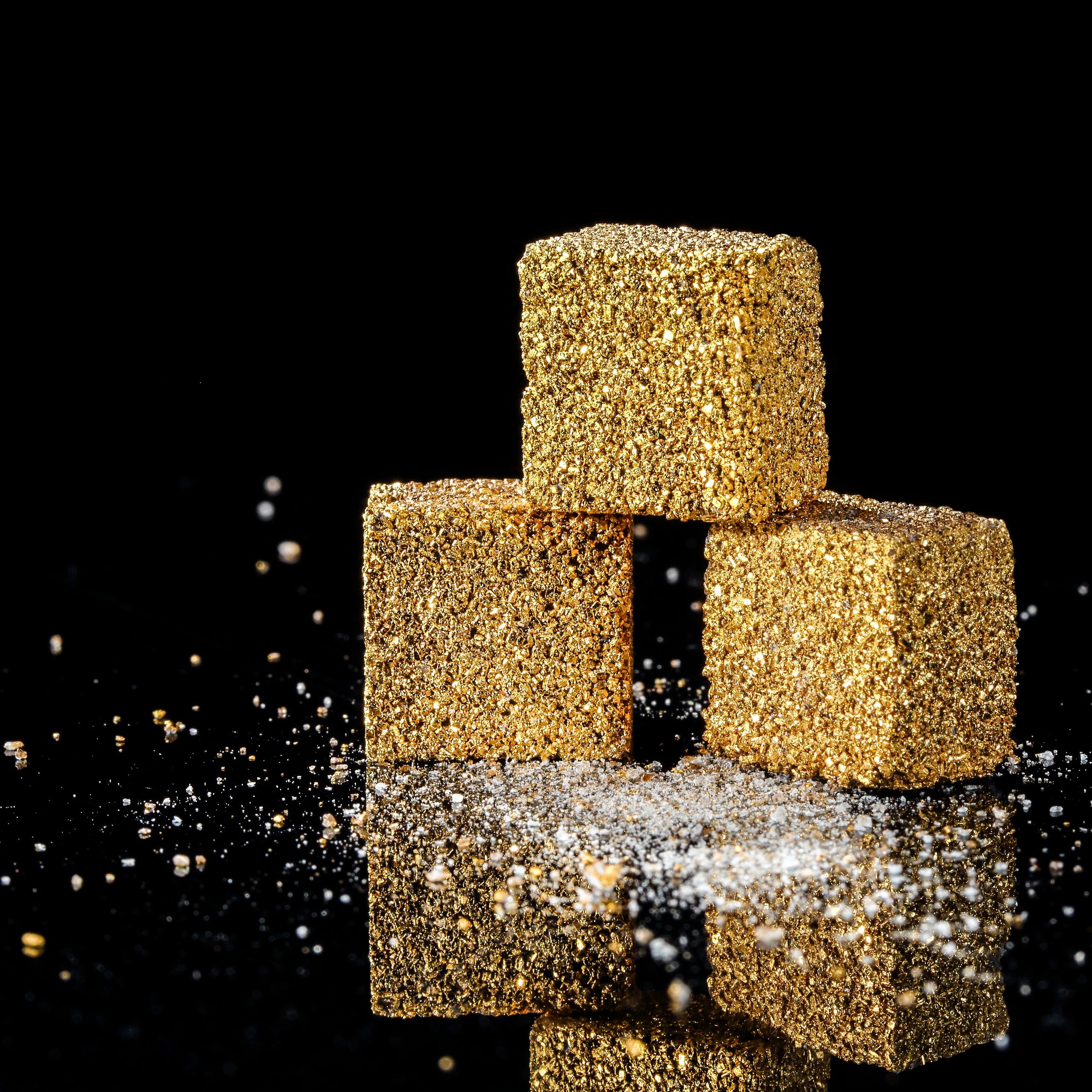 On the photo you can see 3 gold plated and edible GOLD SUGAR sugar cubes