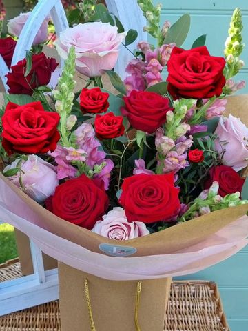 Red rose bouquet delivery Verwood, Valentine Bouquet delivered Dorset