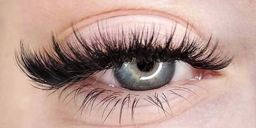 Wispy lashes are a style of lash extension that looks fluffy and has unique spikes. They’re lighter,