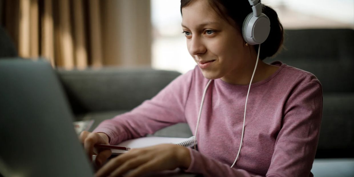 Teen completing Texas Self-Paced Driver’s Ed online course on computer