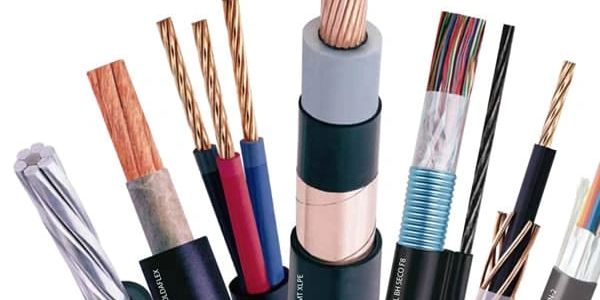 Variedad de cables eléctricos con diferentes coberturas.