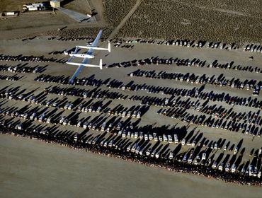 1986 Voyager set to land at Edwards AFB following 1st round-the-world non stop non refueled flight b