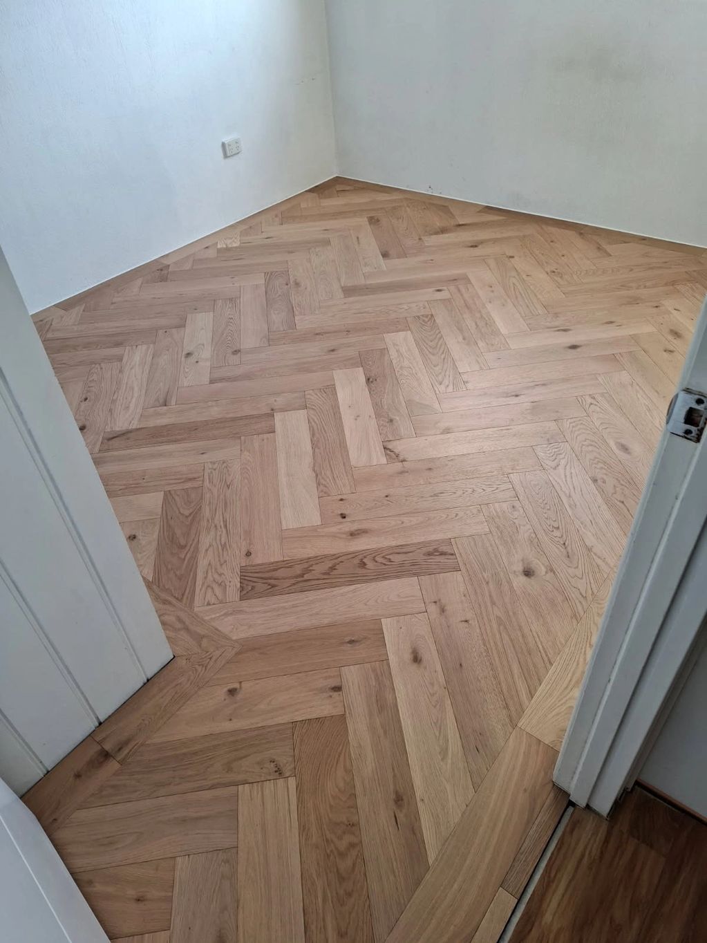 European Oak Herringbone with a Border, Note that the Walls to not have skirtings, this make the att