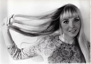 Annie Philippe cheveux au vent, la Yé-Yé girl est l'icône de la french pop.The blond hair Yé-Yé girl