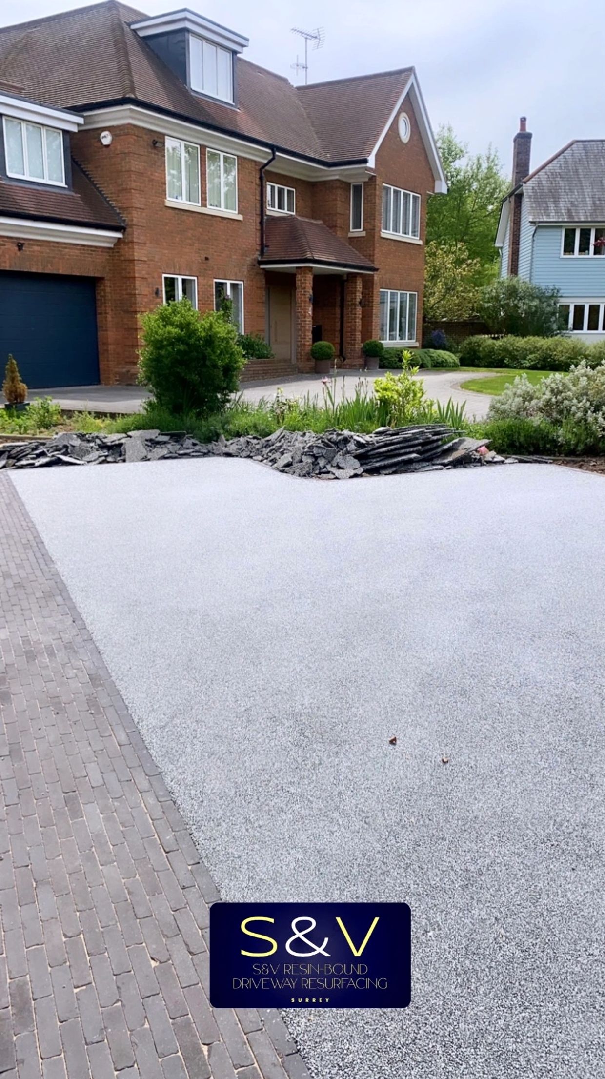 S&V resin Driveway resurfacing Surrey 
Grey Resin bond driveway completed by us 