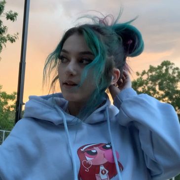 Izzi Raine model and voice actor