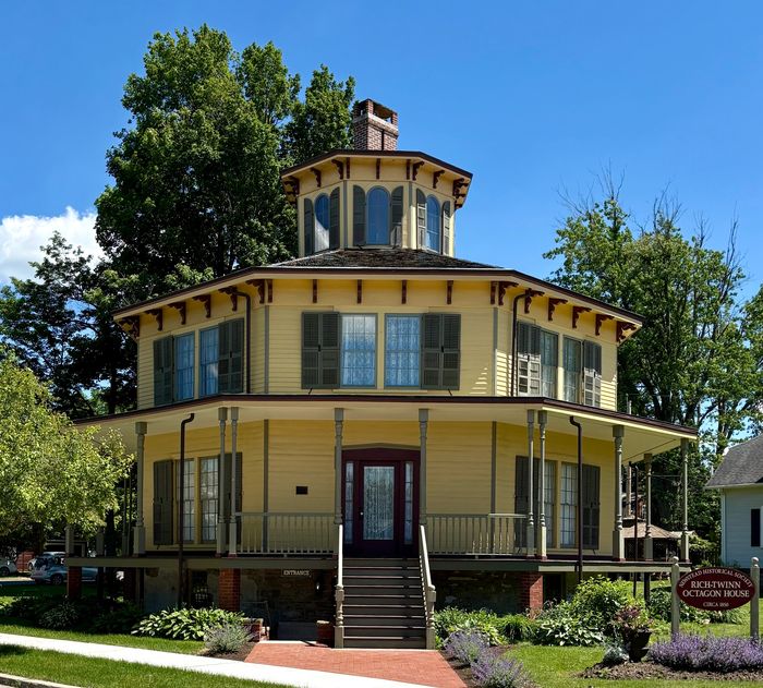 Rich-Twinn Octagon House in Akron NY