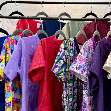 Camisas coloridas colgadas en perchas.