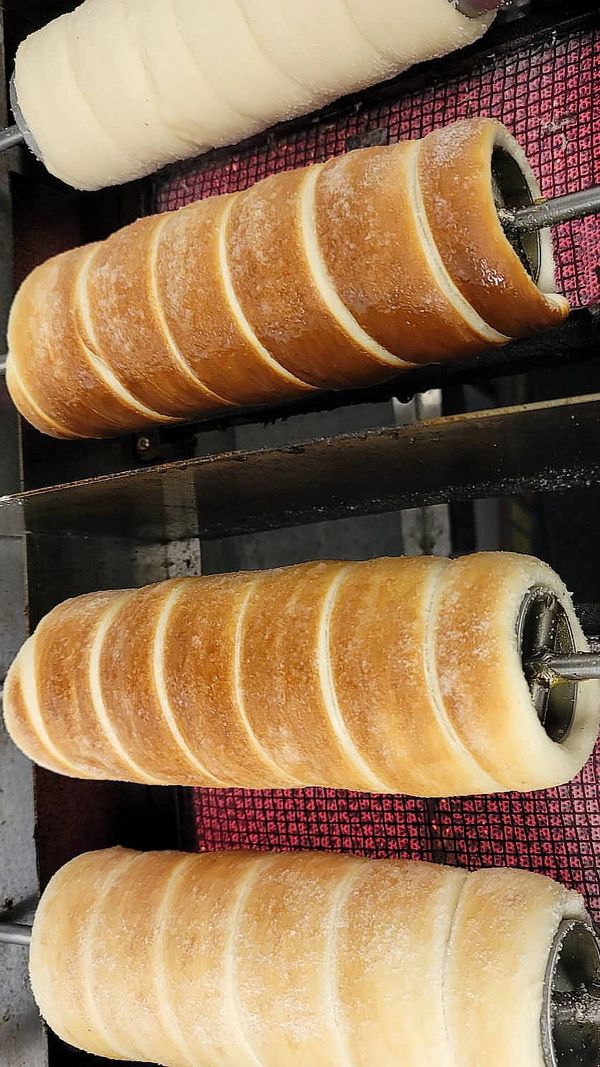 Kürtős Kalács | Trdelník = Hungarian street snack resembling a chimney. Dough spins on baking spit