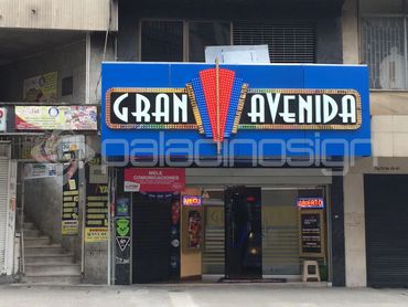 AVISO GRAN AVENIDA EN ALUCOBOND Y ACERO GOLD INSTALADO EN MEDELLIN