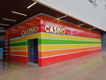 FACAHADA EN ALUCOBOND CON LINEALES DE ILUMINACION LED RGB INSTALADO EN PIEDECUESTA