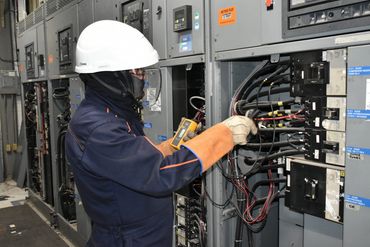 🔧 Instalaciones eléctricas y mantenimiento técnico
Ejecución de trabajos en tableros eléctricos, di