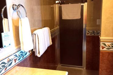 El Cantilo condo bathroom.