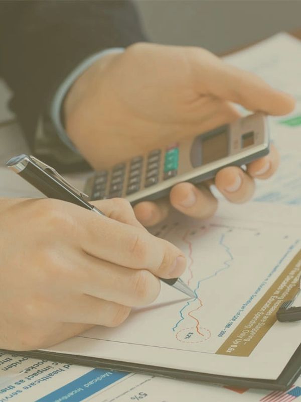 Bir müşteri için vergi hesaplayan muhasebeci