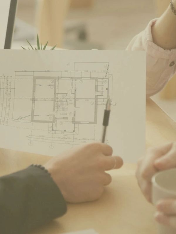 Toplantıda çifte yeni daire planını gösteren iç mimar