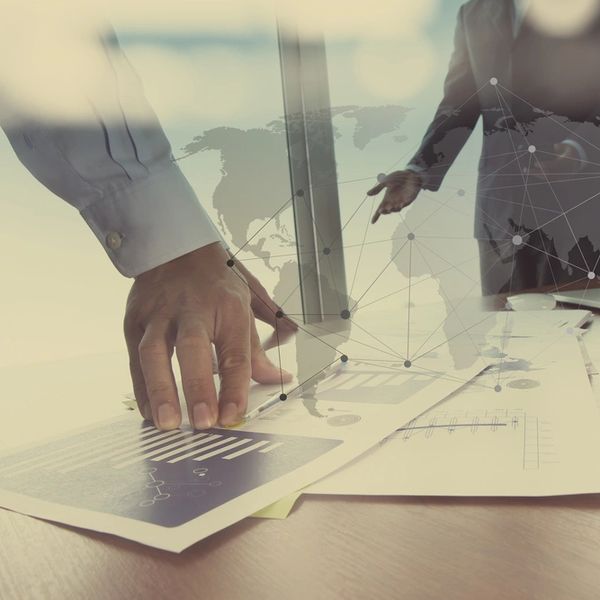 Yeni modern bilgisayarla çalışan işadamı eli çift pozlama