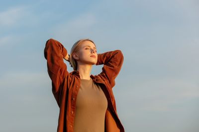 woman in recovery from alcohol use disorder after attending tricare approved alcohol rehab.