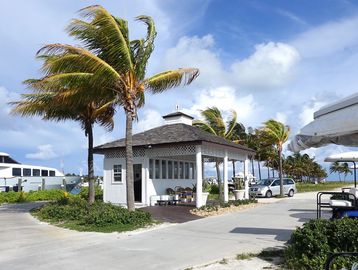 Charter flights Cat Cay Airport Bahamas, charter flights Miami