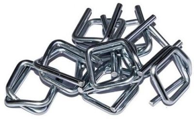 Metal kare tokalar bir arada.