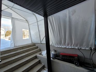 Intérieur d'abri monopente sur mesure pour descentes d'escaliers